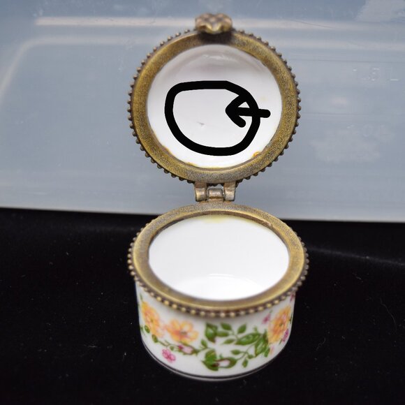 Vintage Golden Peak Courting Couple Pill Box Porcelain Small Renaissance Floral - Picture 3 of 13